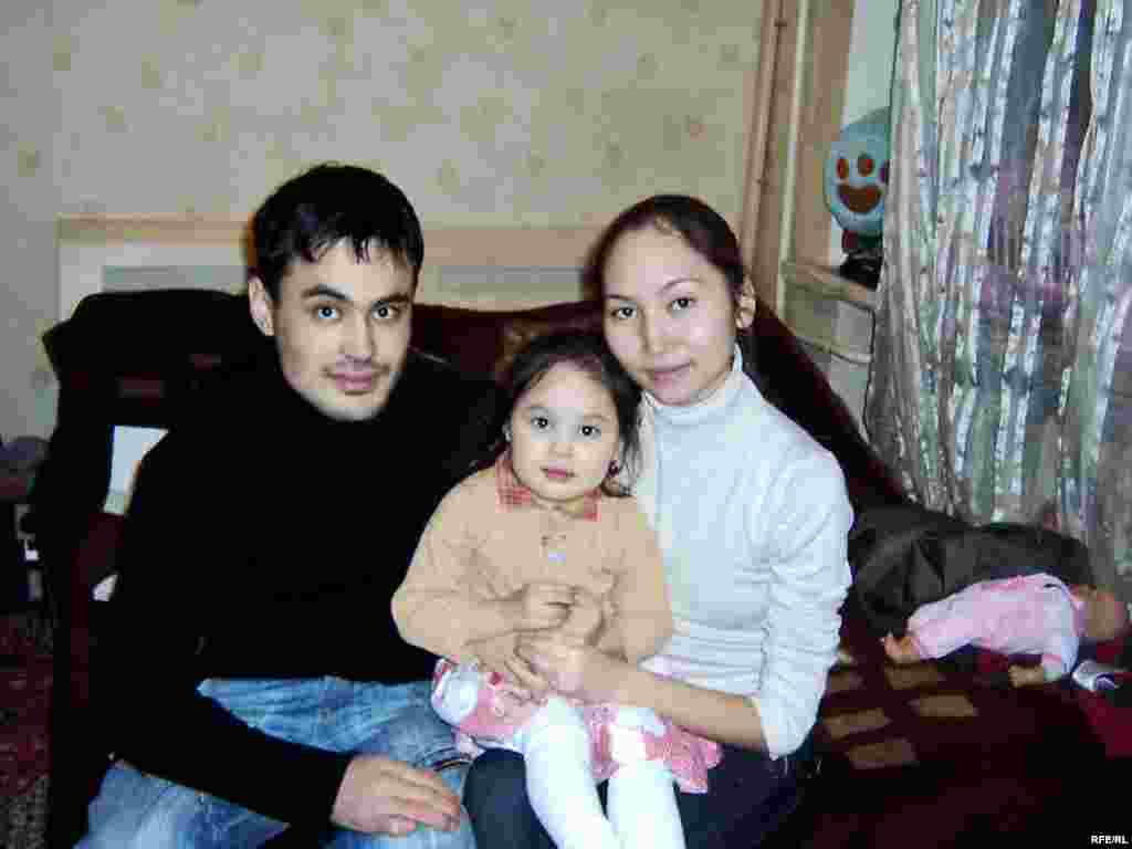 Семья артистов Олжаса Махамбеталиева и Мадины Кадырмановой. Здесь они поженились, и здесь родилась их дочь Алина.  - Семья артистов Олжаса Махамбеталиева и Мадины Кадырмановой. Они живут здесь с 2003 года. Здесь они поженились и здесь же в Астане  родилась их дочь Алина. 