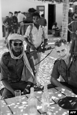 ادریس دبی و ژان پولی فرمانده عملیات نظامی فرانسه در چاد در ۱۹۸۳