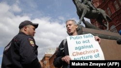 Поліцейський затримує Пітера Тетчелла на Манежній площі в Москві, Росія, 14 червня 2018 року