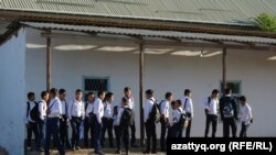 Школьники на автобусной остановке на юге Казахстана. Иллюстративное фото.