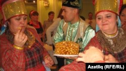 Кунакларны чәк-чәк белән сыйлыйлар