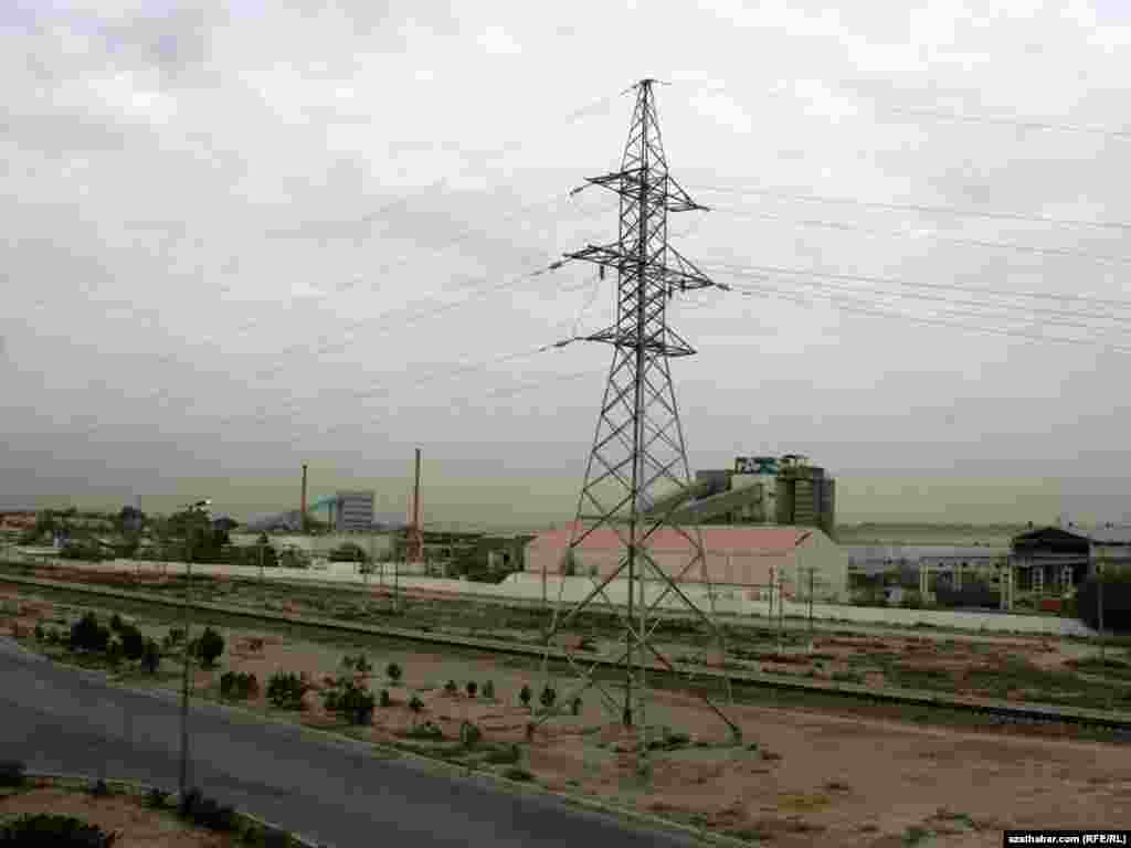 Aşgabadyň etegindäki elektrik liniýalary, 2010-njy ýylyň dekabr aýy.