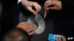 Депутати голосують за нову антикризову угоду з Грецією на спеціальній сесії в Бундестазі, Берлін, 17 липня 2015 року