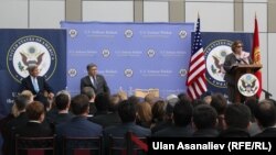 Тышкы иштер министри Эрлан Абдылдаев (ортодо), АКШ мамкатчысы Жон Керри жана АКШнын Кыргызстандагы элчиси Шейла Гуолтни. Бишкек, 31-октябрь
