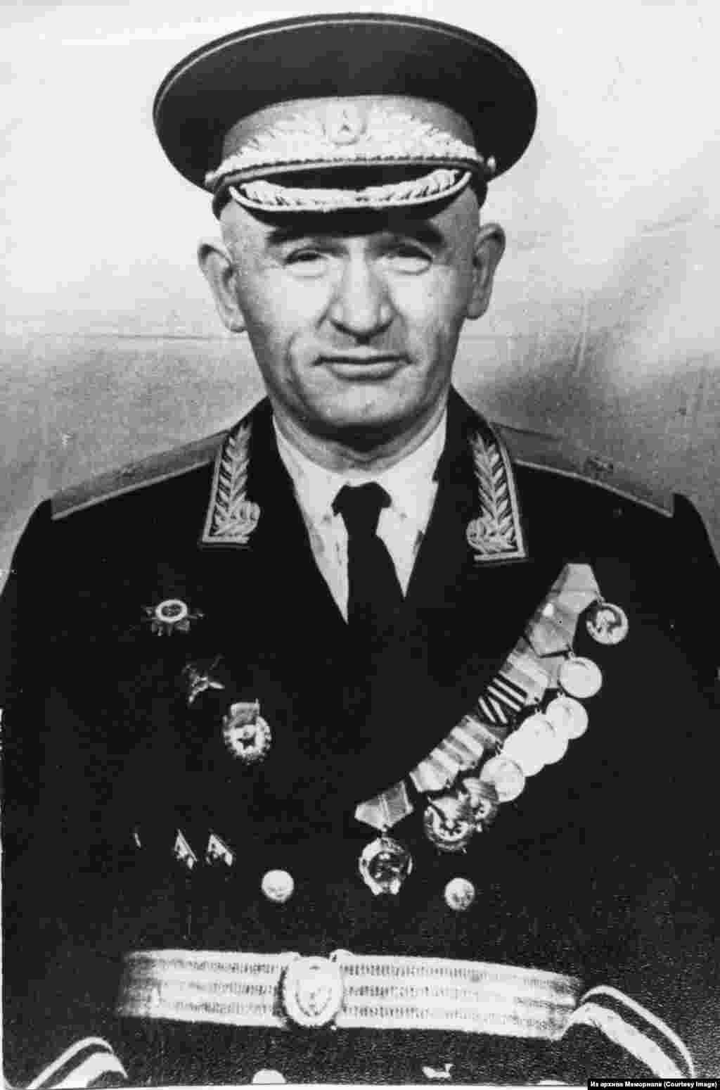 Петр Григорьевич Григоренко (1907-1987), генерал-майор. Башта 1964-1965 елларда, икенче мәртәбә 1969-1974 елларда сәяси сәбәпләрдән төрмәдә утырып чыга. Мәскәү Һелсинки төркеме әгъзасы. 1977 елда Кушма Штатларга китә. Диссидентлардан иң беренче булып кырымтатарларны эзәрлекләүләргә игътибар юнәлтә. Акмәчеттә аңа һәйкәл куелган.