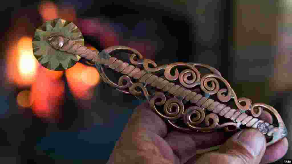 Çığırıq - yantıq ve çiberekniñ kenarlarını kesken mahsus alet