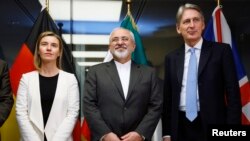 مسئول ارشد سیاست خارجی اتحادیه اروپا (چپ) در کنار وزرای امور خارجه ایران و بریتانیا