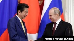 Абе (зліва) заявив, що невирішену за 70 років проблему «необхідно вирішувати, але зробити це непросто»