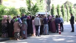 В Душанбе за долларом выстраиваются огромные очереди