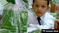 Туркменский школьник с президентским подарком - персональным ноутбуком. Первоклассникам преподносят ноутбуки в качестве подарка от президента с 2011 года. Туркменистан (Фото из архива)    