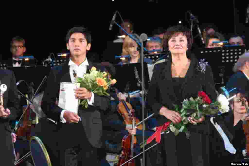 Нукуслик опера қўшиқчиси Женисбек Пиязов ва ҳайъат президенти Тамара Синявская Муслим Магомаев номидаги Иккинчи халқаро вокалчилар мусобақасида 