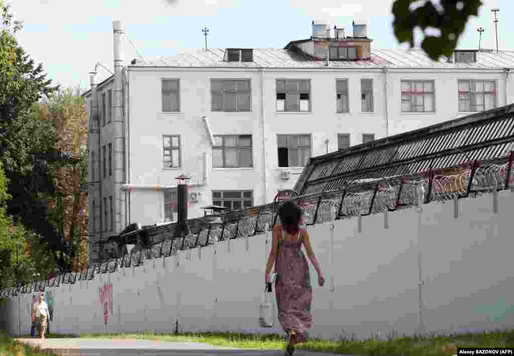 Паркан з колючим дротом Лефортовської в&#39;язниці в Москві 8 липня 2010 року, де утримувався Сутягін.