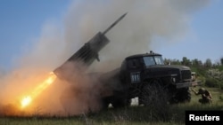 Украинские военнослужащие обстреливают российские войска из реактивной системы залпового огня БМ-21 «Град» в ходе российского нападения на Украину в Донецкой области, Украина, 3 июня 2025 года