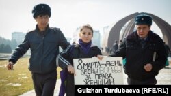 Милиция задерживает участницу Женского марша. 8 марта 2020 года. 
