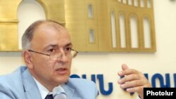 Первый заместитель министра территориального управления Ваче Тертерян на пресс-конференции, Ереван, 21 июля 2011 г.