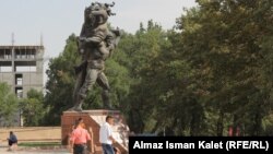 Бишкек. Кожомкулдун эстелиги.