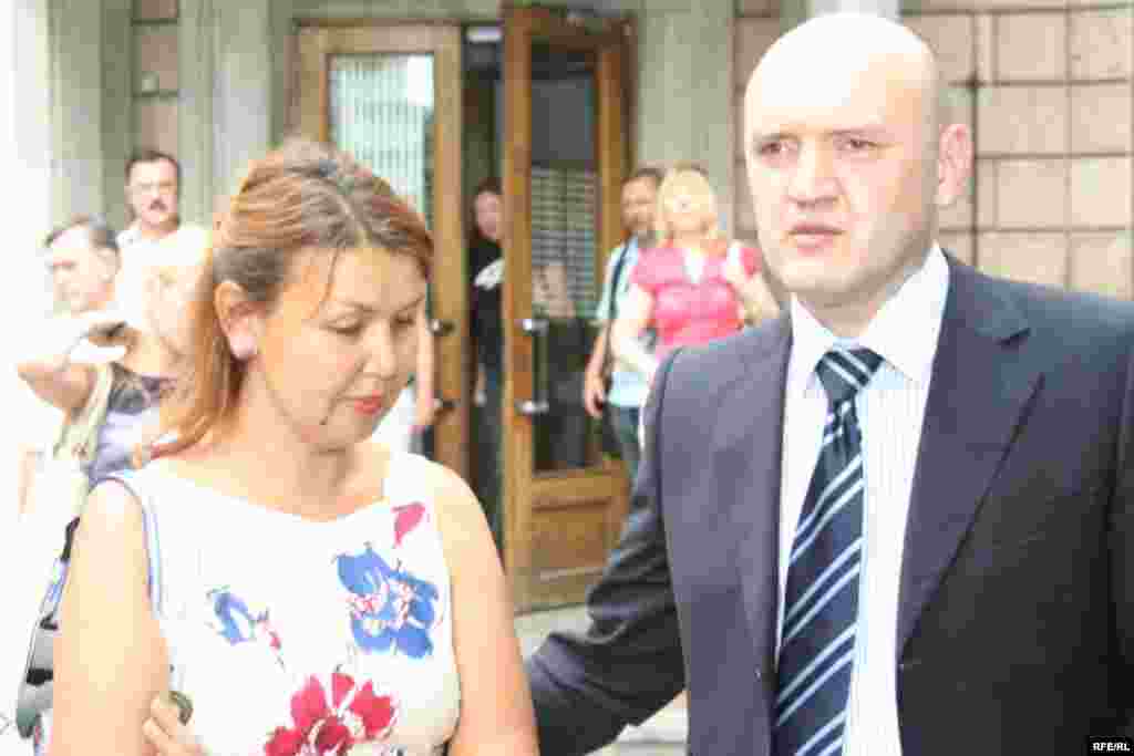 Kazakhstan - Dzhamila Dzhakisheva, wife of arrested top-manager Mukhtar Dzhakishev, and Sergey Jashin, Kazatomprom company vice-president. Almaty, 12Jun2009. Almaty, 12Jun2009 - Джамиля Джакишева, жена арестованного топ-менеджера Мухтара Джакишева и  Сергей Яшин,вице-президент национальной компании «Казатомпром». Алматы, 12 июня 2009 года.  