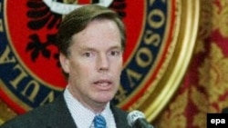 نيکلاس برنز می گوید فشار های آمريکا و جامعه جهانی بر برنامه هسته ای ايران، جمهوری اسلامی را در موضع دفاعی قرار داده است.