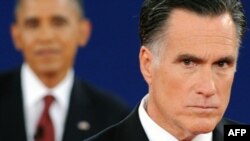 میت رامنی (نفر جلو) و باراک اوباما، دو نامزد انتخابات ریاست جمهوری آمریکا.