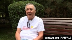 Казахстанский политолог Дос Кошим в футболке с надписью «Тропой Жыланбаева». Алматы, июль 2025 года