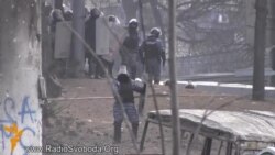 «Беркут» дражнить непристойними жестами і кидає каміння у протестувальників