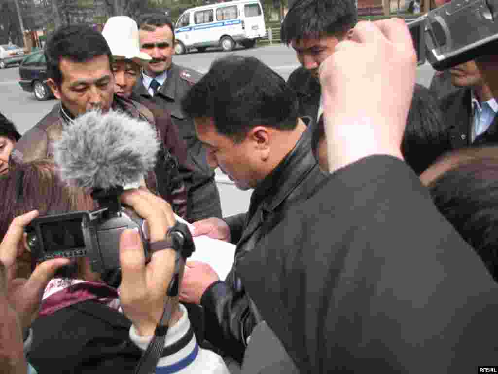 Акция болуп жаткан жерге Бишкектин Биринчи май районунун прокурору У. Асакеев келип, бул жерде митинг өткөрүү мыйзамсыз экендигин билдирип эскертүү берди.