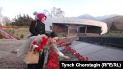 "Ата Бейиттеги" бабаларга таазим кылып, гүлдесте коюу учуру. 08.11.17.