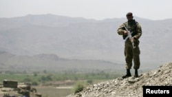 Պակիստանցի զինվորը Աֆղանստանի հետ սահմանին մարտական հերթապահության ժամանակ, արխիվ