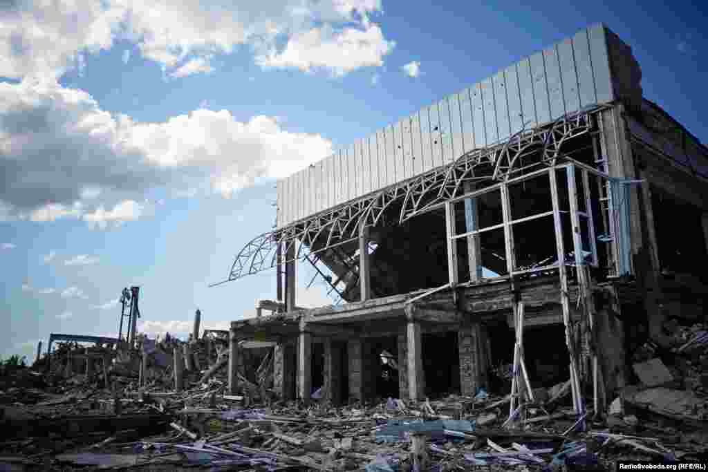 Луганський аеропорт виглядає не менш жахливо, ніж його донецький &laquo;колега&raquo;