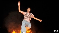 مراسم چهارشنبه‌سوری در یکی از خیابان‌های تهران