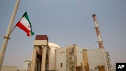 Բուշերի ատոմակայանի ռեակտորի շենքի դիմաց ծածանվում է Իրանի դրոշը, արխիվ