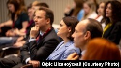 На форуме «Пашырэньне правоў і магчымасьцяў жанчын і дэмакратыя для Беларусі — 2025». Франак Вячорка (зьлева) сядзіць побач са Сьвятланай Ціханоўскай
