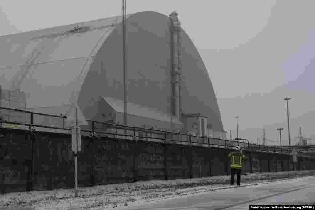 Роботи із відновлення укриття можуть виявитися складними, адже захисна споруда навколо 4-го енергоблока АЕС є складною інженерною конструкціє, каже в коментарі Радіо Свобода фахівець із ядерної енергетики&nbsp;Greenpeace&nbsp;Центральної та Східної Європи&nbsp;Шон Берні. Конфаймент спочатку звели поруч&nbsp;&laquo;саркофага&raquo;, а потім на рейках насунули на нього.