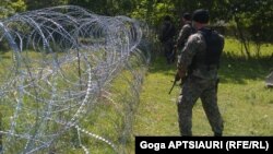 Один из пользователей соцсети Facebook пишет, что "наконец-то протягивают проволоку вдоль вожделенной и охраняемой границы"