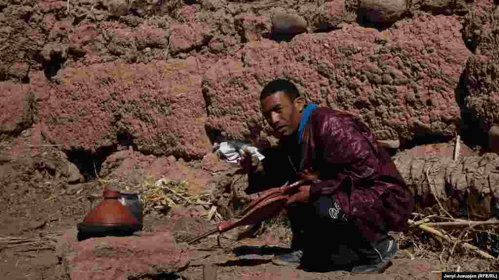 На фото Ишам, коллега Мусташа, готовит еду на тажине. Ишам -весельчак и душа компании. Умеет только писать свое имя, но свободно говорит на французском и английском. Ишам представляется бербером, но говорит, что среди его предков также были рабы, согнанные из африканской (черной) Сахары. В его маленьком магазинчике вы можете купить знаменитые украшения берберов из черного дерева эбен в серебрянном обрамлении. Ишам купил и отремонтирвал для себя заброшенный глинобитный дом, куда сьезжаются его друзья из всей Европы. В прошлом году Ишам женился и теперь молодожены ждут ребенка.