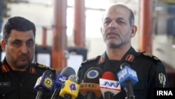 احمد وحیدی (راست)، وزیر دفاع جمهوری اسلامی