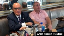 ABŞ prezidenti Trump-ın şəxsi vəkili Rudy Giuliani (sol) və Ukrayan-Amerikalı sahibkar  Lev Parnas Vaşinqtonda Trump beynəlxalq hotelində, 20 sentyabr 2019