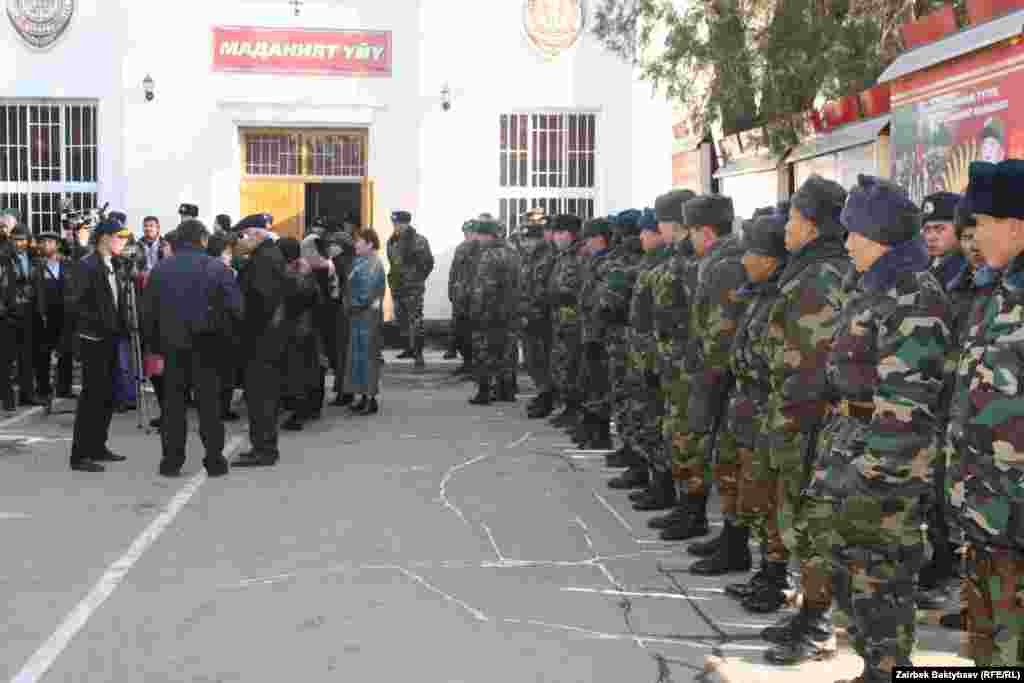 Мамлекеттик жаза аткаруу башкармалыгынын маданий үйүндө өтүп жаткан сот отуруму