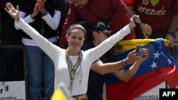 ماچادو از مدافعان اقتصاد آزاد، حقوق بشر و روابط نزدیک‌تر با غرب است