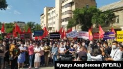 Соттун имаратынын алдында  Өмүрбек Бабановдун ондогон тарапташы чогулду.