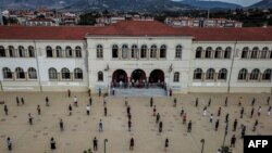 Հունաստան - Դրամա քաղաքի ավագ դպրոցի աշակերտները սոցիալական հեռավորություն են պահպանում, 14-ը սեպտեմբերի, 2020թ. 