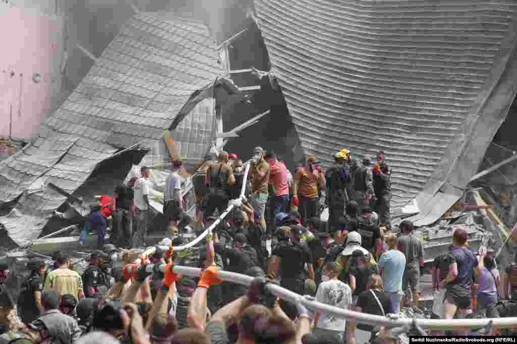 До розбору завалів тоді долучилися сотні людей.Ці фотографії зроблені біля повністю зруйнованого корпусу, який відновити неможливо