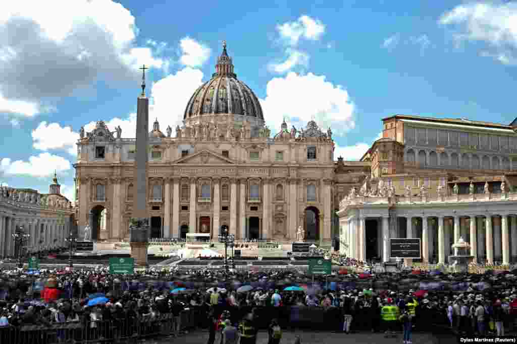 Десятки тисяч людей пийшли на площу Св. Петра у Римі, щоб віддати останню шану папі Римському Франциску. Ватикан, 25 квітня 2025 року