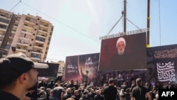 هواداران حزب‌الله در حومهٔ جنوبی بیروت به سخنرانی تلویزیونی نعیم قاسم، رهبر این جنبش، در مراسم عاشورا گوش می‌دهند