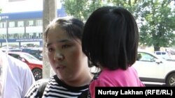 Гозалнур Женисказы с дочерью после возвращения в Алматы через два с лишним года пребывания в Китае. 6 июля 2018 года.