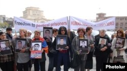 Армения – Родственники погибших в ходе событий 1 марта проводят акцию протеста в Ереване, 7 апреля, 2010 г.