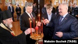 Пятро Парашэнка, Аляксандар Лукашэнка і ягоны сын Коля ставяць сьвечкі ў царкве на Гомельшчыне ў гадавіну Чарнобыльскай аварыі, 26 красавіка 2017 году.