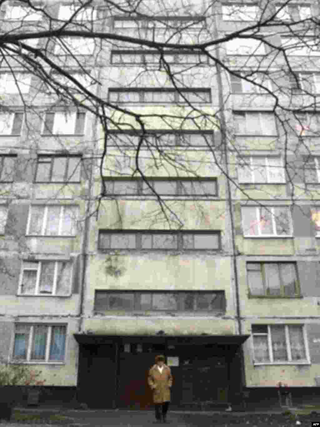 Медведев 1965 елның 14 сентябрендә укытучылар гаиләсендә туа. Аның атасы университет профессоры, анасы мәктәп укытучысы. Ул Питербур янындагы Купчино бистәсендә шушы йорттагы бер кечкенә генә фатирда 30 ел чамасы яши.