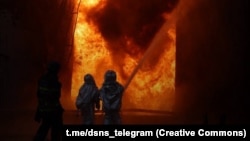 Рятувальники гасять пожежу під час одного з попередніх російських ударів по Чернігову, архівне фото