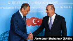 Министр иностранных дел РФ Сергей Лавров (слева) и министр иностранных дел Турции Мевлют Чавушоглу 